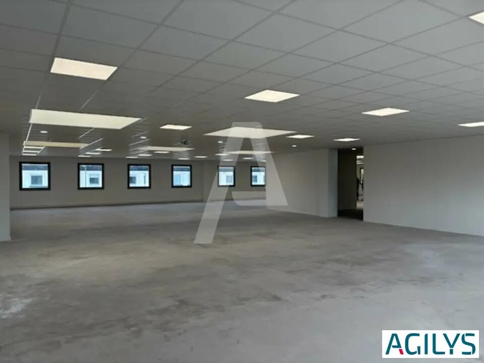 Light Industrial in Lisses to rent Building Photo- Image 1 of 12