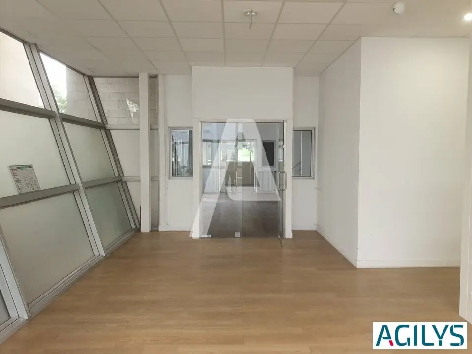 Location Local d'activités 945 m² - Photo 1