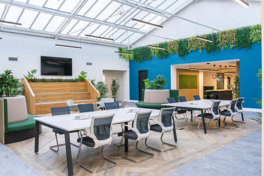 156 Bothwell St, Glasgow to rent - Interior Photo - Image 3 of 8