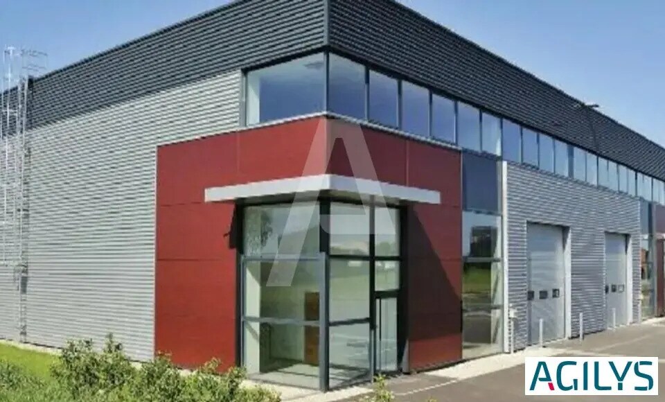 Light Industrial in Élancourt to rent - Building Photo - Image 1 of 4