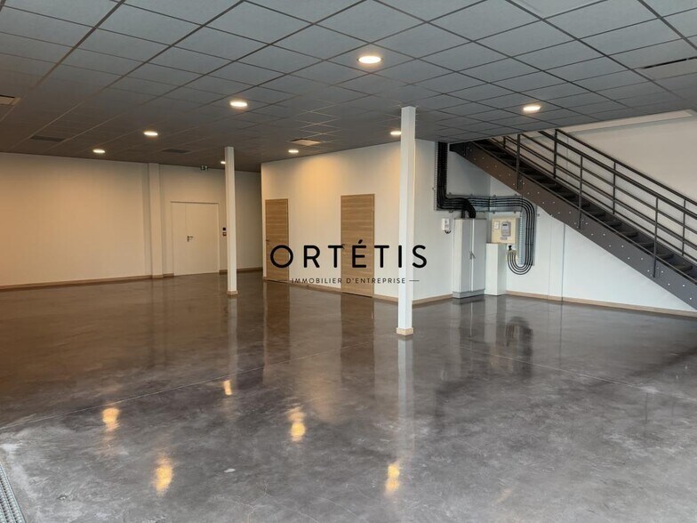 Industrial in Colomiers to rent - Interior Photo - Image 2 of 11