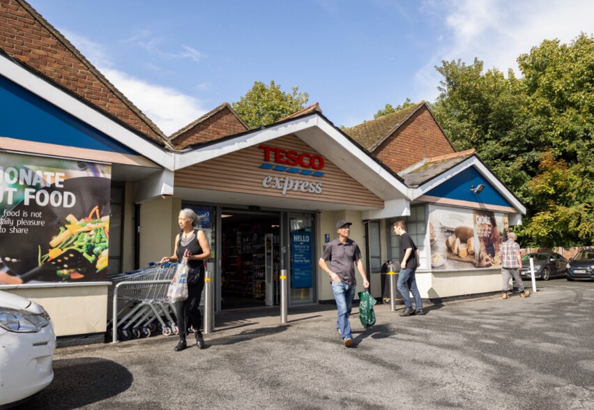 4 Eaton Green Rd, Luton for sale - Primary Photo - Image 1 of 1