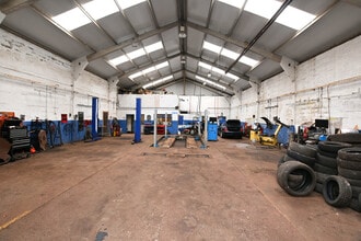 Lochlibo Road, Neilston to rent Interior Photo- Image 2 of 3