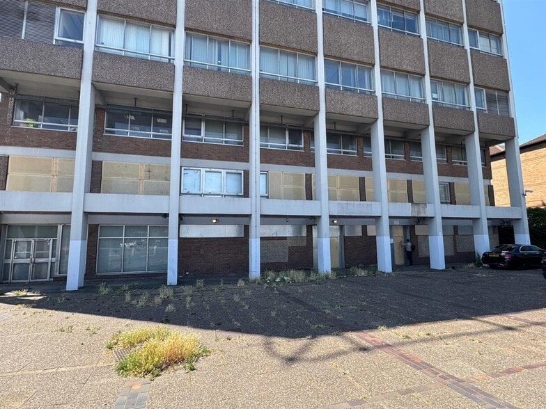 194-196 South Street, Romford to rent - Building Photo - Image 1 of 16