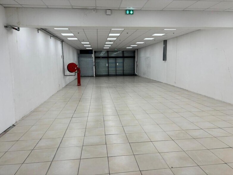 Retail in Paris to rent - Interior Photo - Image 2 of 3