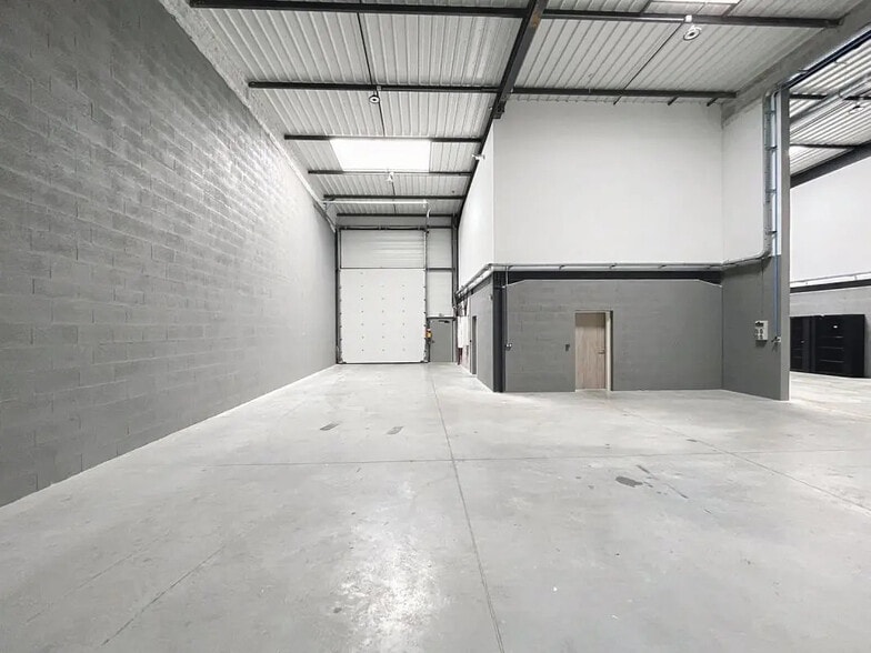 6 Rue D'Arsonval, Chassieu to rent - Building Photo - Image 3 of 10