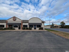 7327 N Radnor Rd, Peoria, IL for rent Building Photo- Image 1 of 7