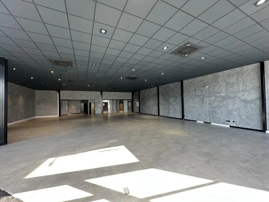 Location Commerce 800 m² - Photo 1
