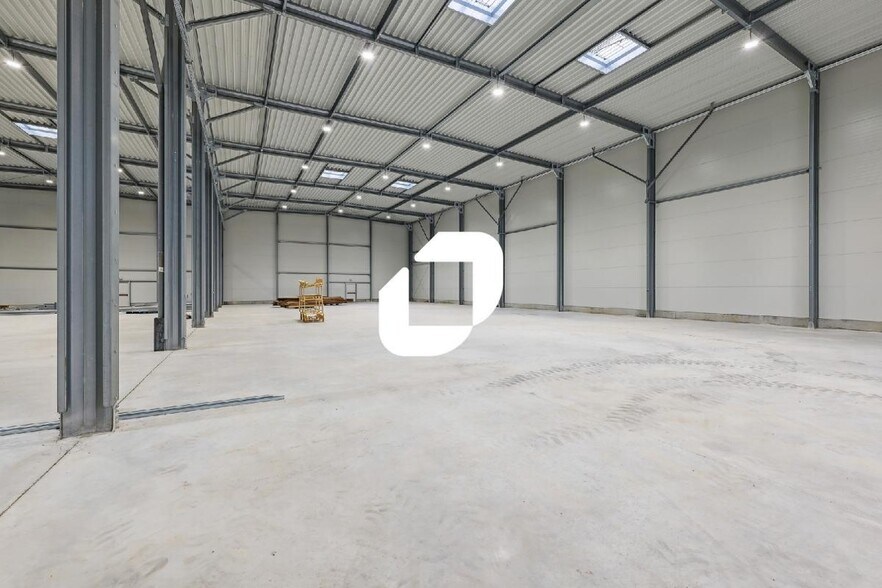 Light Industrial in Saint-Pathus to rent - Interior Photo - Image 2 of 11
