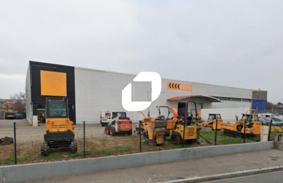 Light Industrial in Vaulx-en-Velin to rent - Building Photo - Image 1 of 11