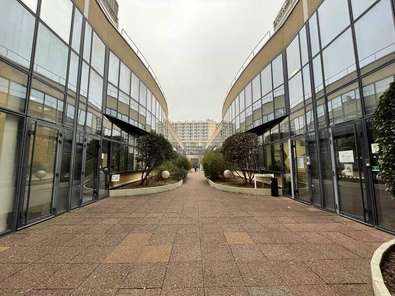 Light Industrial in Vanves to rent - Building Photo - Image 1 of 11