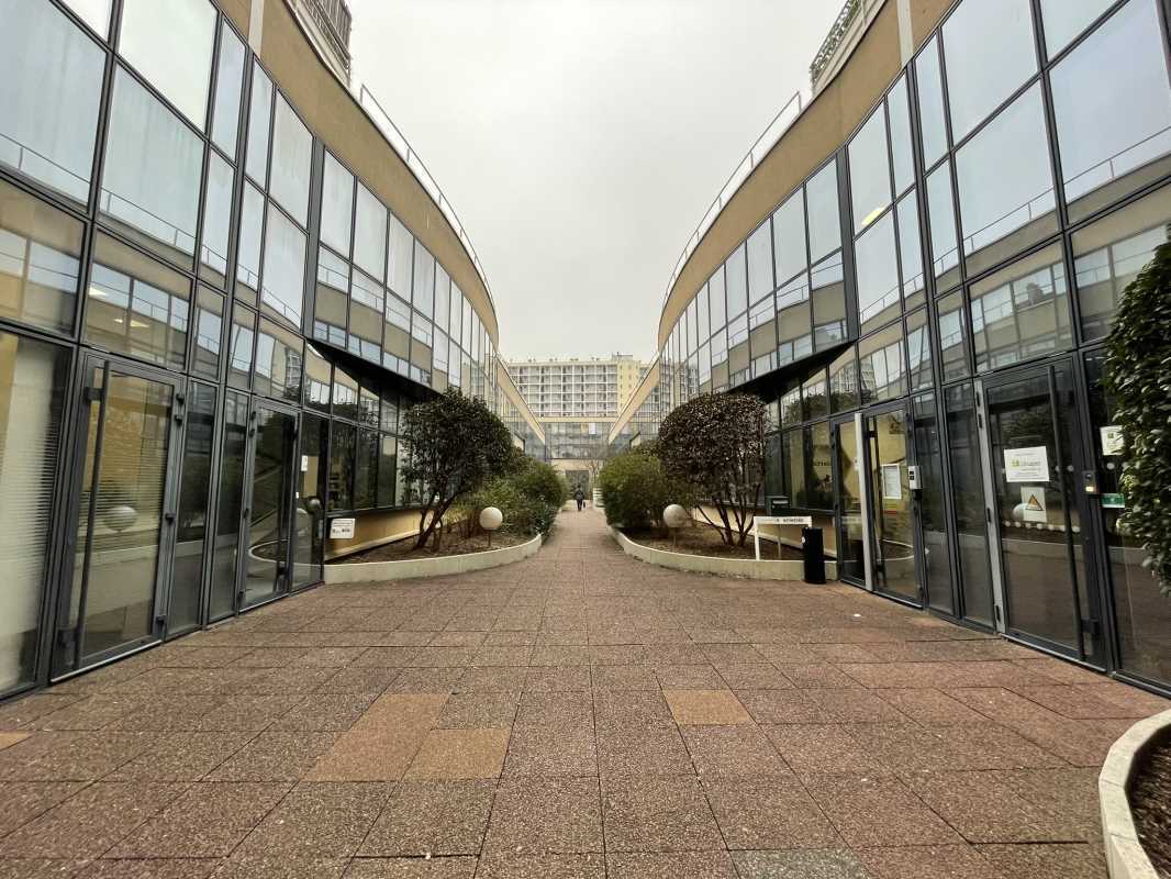 Light Industrial in Vanves to rent Building Photo- Image 1 of 12