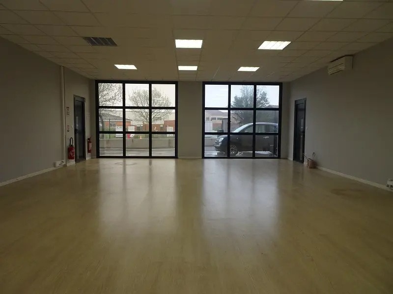 Location Local d'activités 215 m² - Photo 1
