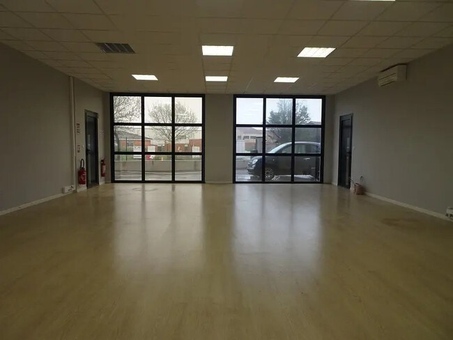 Location Local d'activités 215 m²