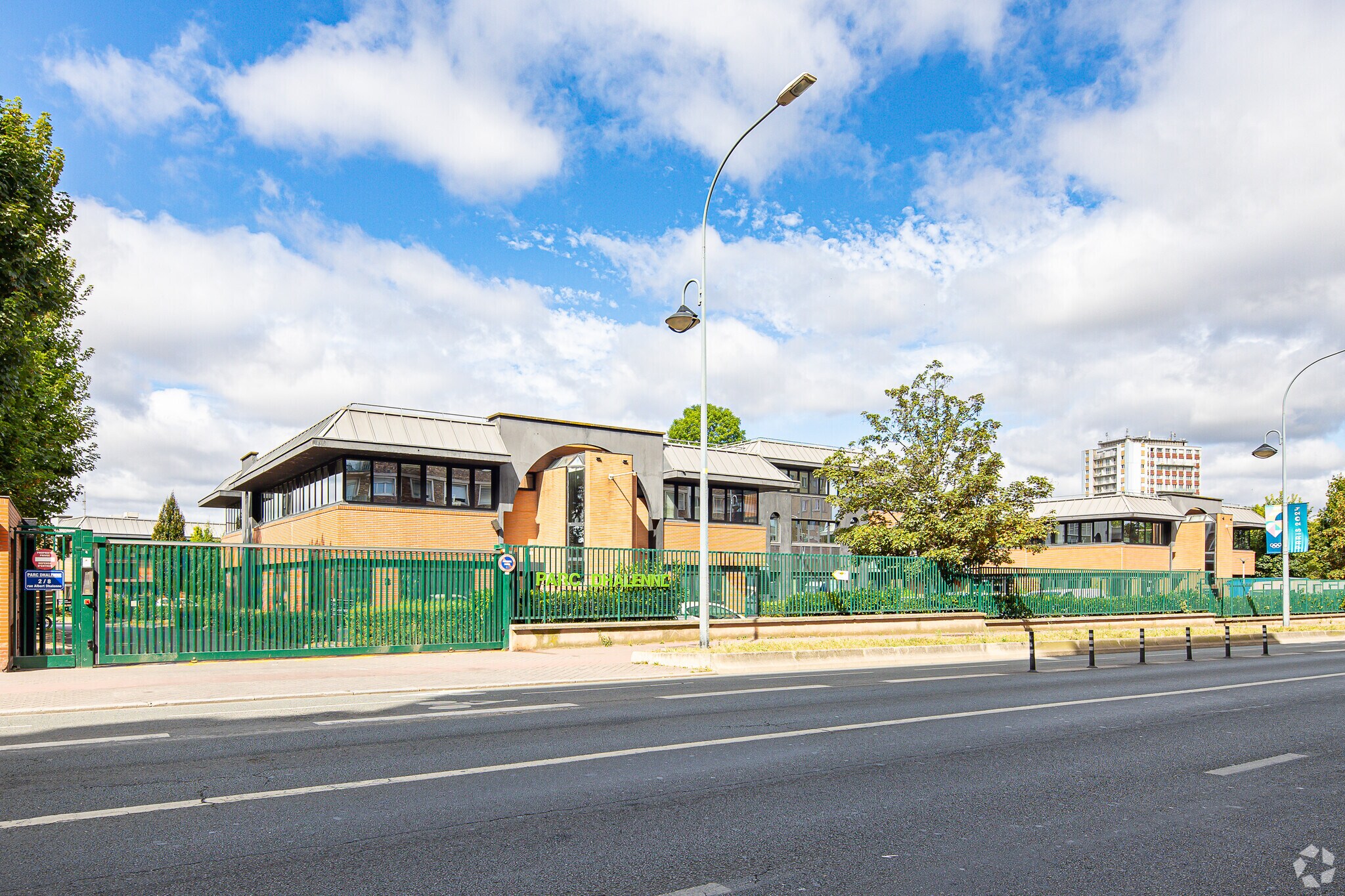 2-8 Rue Albert Dhalenne, Saint-Ouen-sur-Seine to rent Primary Photo- Image 1 of 3