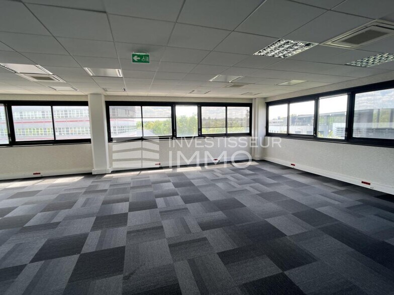 Office in Orly to rent - Interior Photo - Image 2 of 6