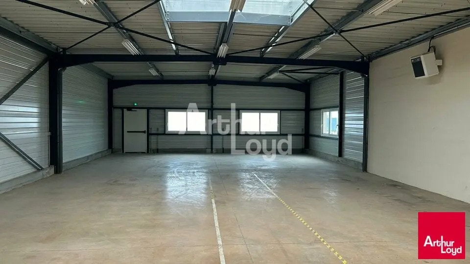 Location Local d'activités 488 m² - Photo 1