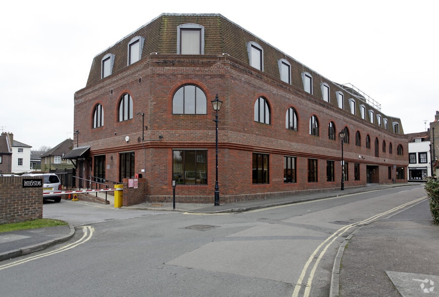 70 Tangier Ln, Windsor to rent - Building Photo - Image 2 of 4