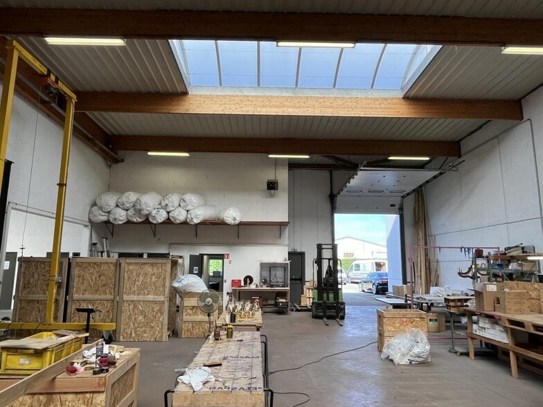 Light Industrial in Décines-Charpieu to rent - Interior Photo - Image 3 of 7