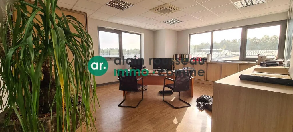 Location Bureaux 289 m² - Photo 1