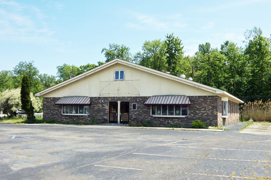 8905 Macomb St, Grosse Ile, MI for rent - Building Photo - Image 1 of 1