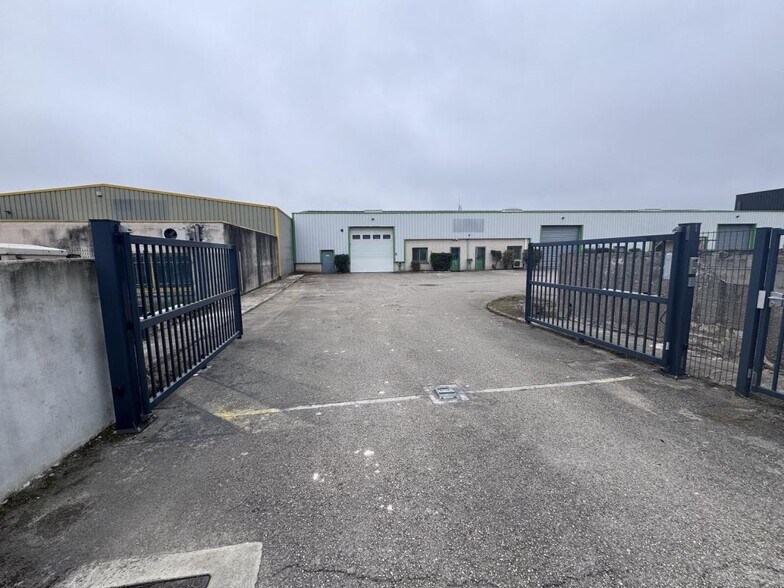 Light Industrial in Pusignan to rent - Building Photo - Image 2 of 5