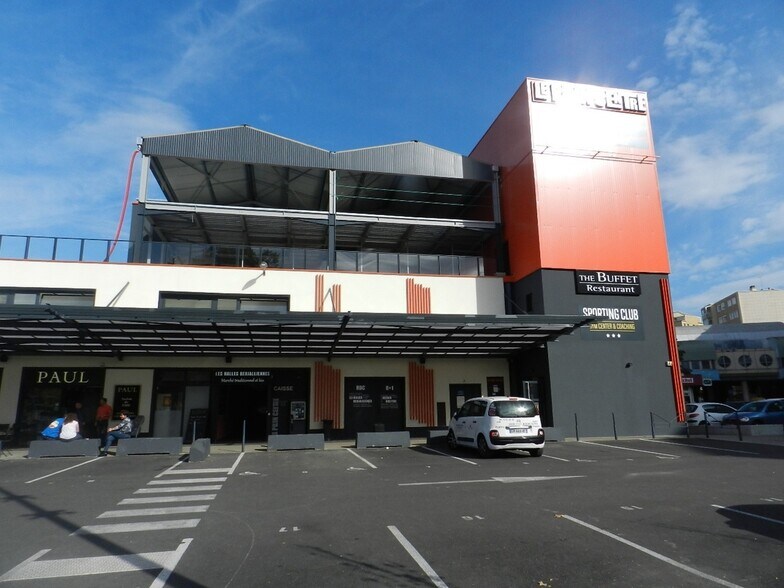 Retail in Bourgoin Jallieu to rent - Building Photo - Image 3 of 11