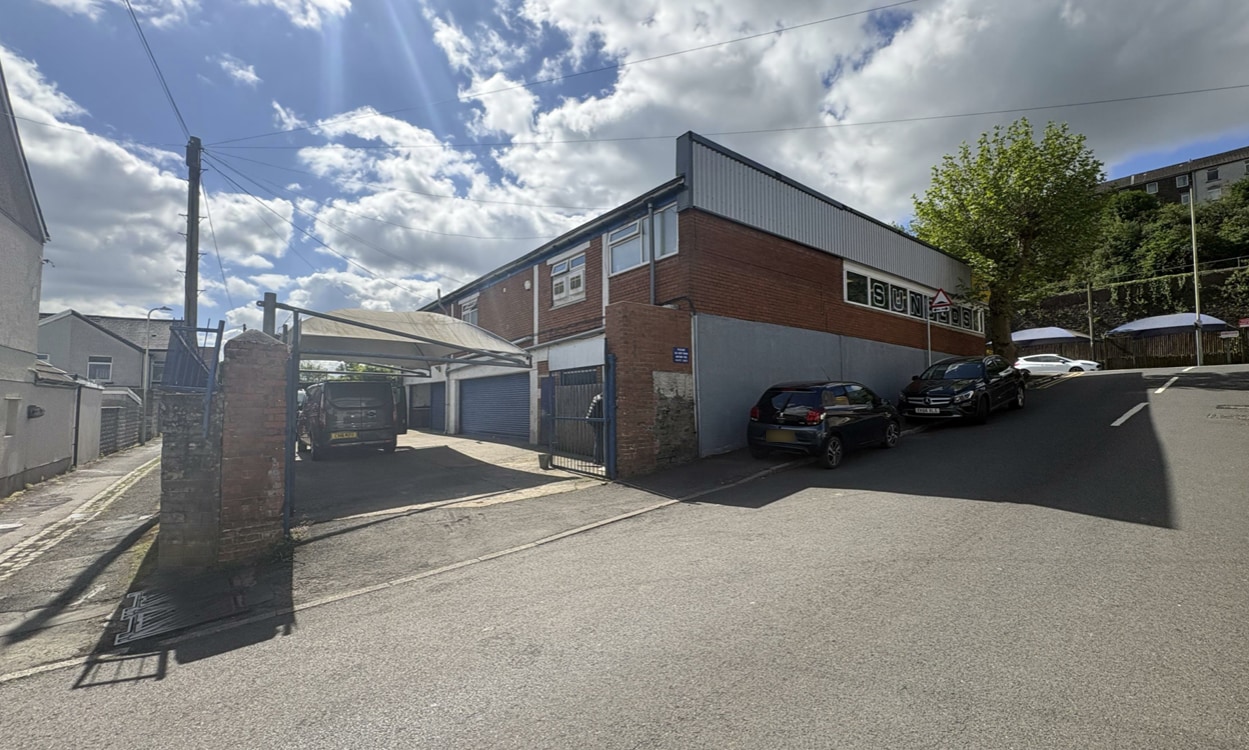 66 The Broadway, Pontypridd to rent Primary Photo- Image 1 of 3