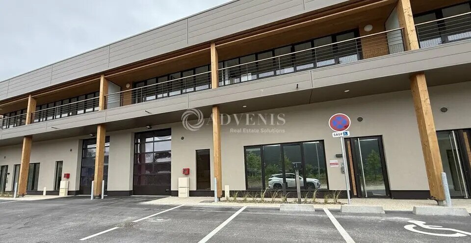 Light Industrial in Collégien to rent Building Photo- Image 1 of 10