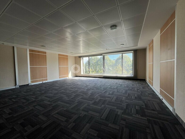 Office in Lieusaint to rent - Building Photo - Image 2 of 7