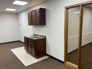 422 N Northwest Hwy, Park Ridge, IL for rent Interior Photo- Image 2 of 2