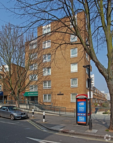 127-128 Walham Green Ct, London to rent - Building Photo - Image 2 of 3