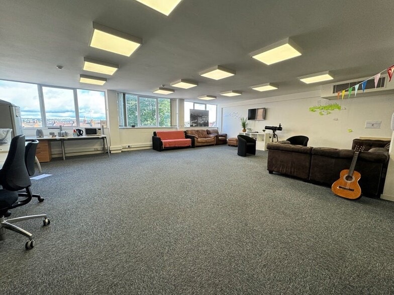 33 Kingston Crescent, Portsmouth to rent - Building Photo - Image 3 of 28