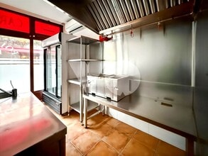 Retail in Madrid, Madrid to rent Interior Photo- Image 2 of 9