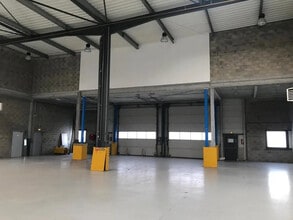 Light Industrial in Magny-les-Hameaux to rent Interior Photo- Image 2 of 6