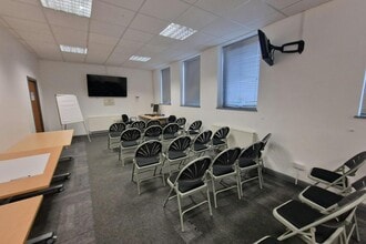 Priestley Rd, Basingstoke to rent Interior Photo- Image 2 of 5