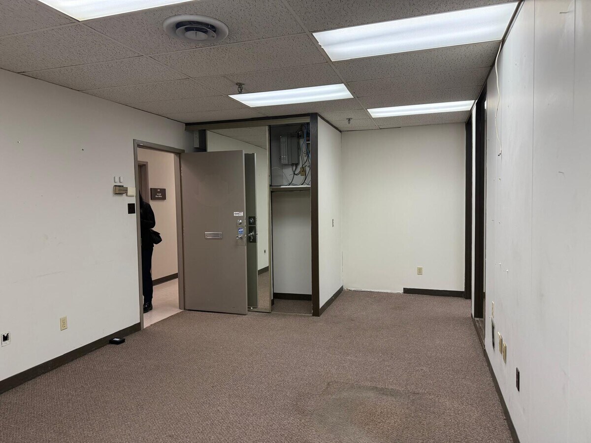 2465 Cawthra Rd, Mississauga, ON L5A 3P2 - Unit 103 - - Interior Photo - Image 1 of 4