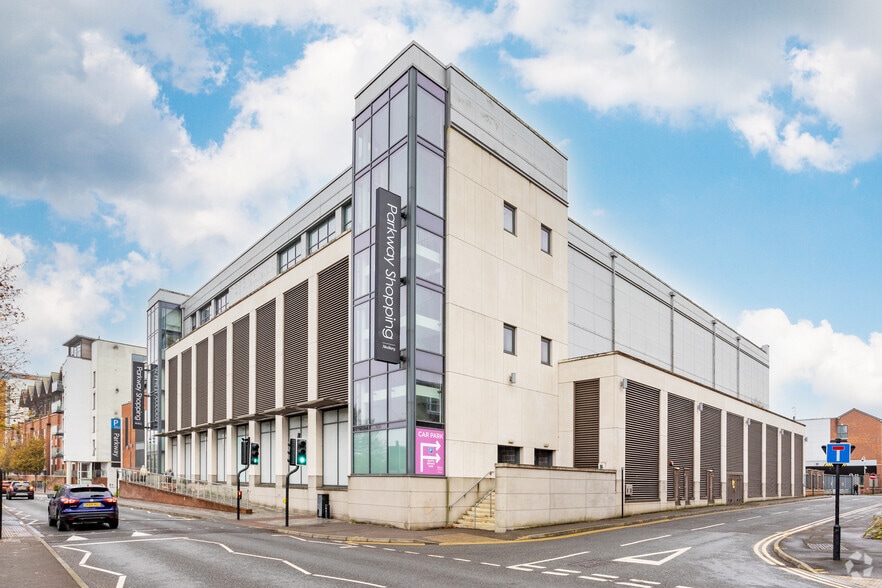 Parkway, Newbury to rent - Building Photo - Image 3 of 8