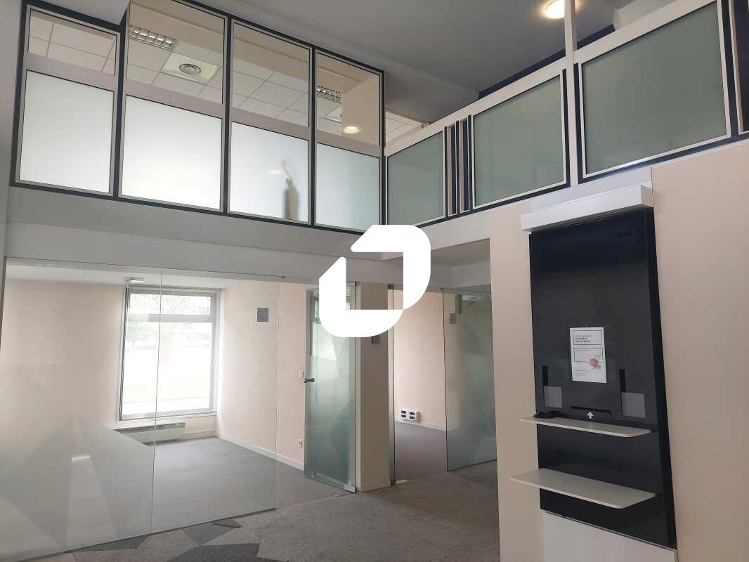 Office in Montigny-le-Bretonneux to rent Interior Photo- Image 1 of 8