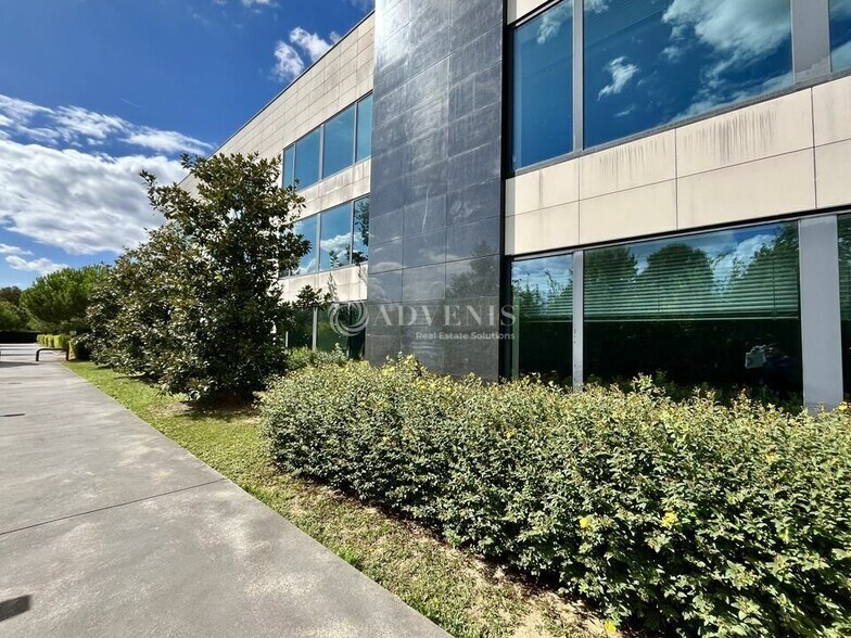 Office in Lieusaint to rent - Building Photo - Image 2 of 9