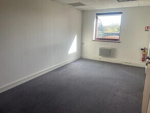 4 Allée Kepler, Champs-sur-Marne to rent Building Photo- Image 1 of 5