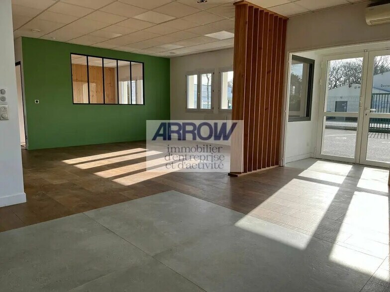 Light Industrial in Treillières to rent - Interior Photo - Image 2 of 4