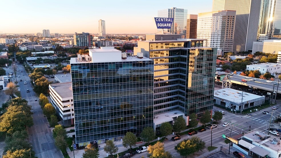 2100 Travis St, Houston, TX to rent - Building Photo - Image 2 of 23