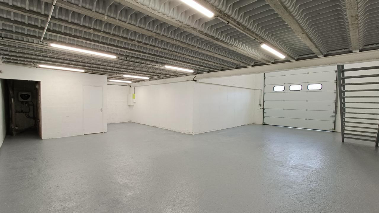 Light Industrial in Les Mureaux to rent Interior Photo- Image 1 of 7