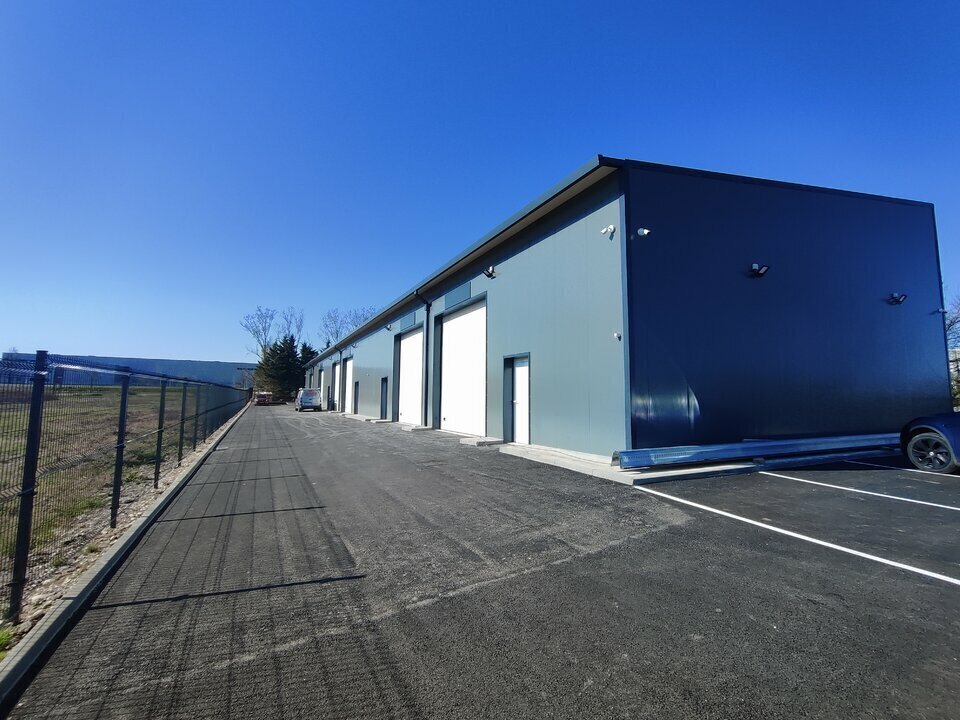 Light Industrial in Vaulx-Milieu to rent Building Photo- Image 1 of 11