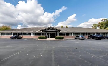 1005 Beau Terre Dr, Bentonville, AR to rent Interior Photo- Image 1 of 13