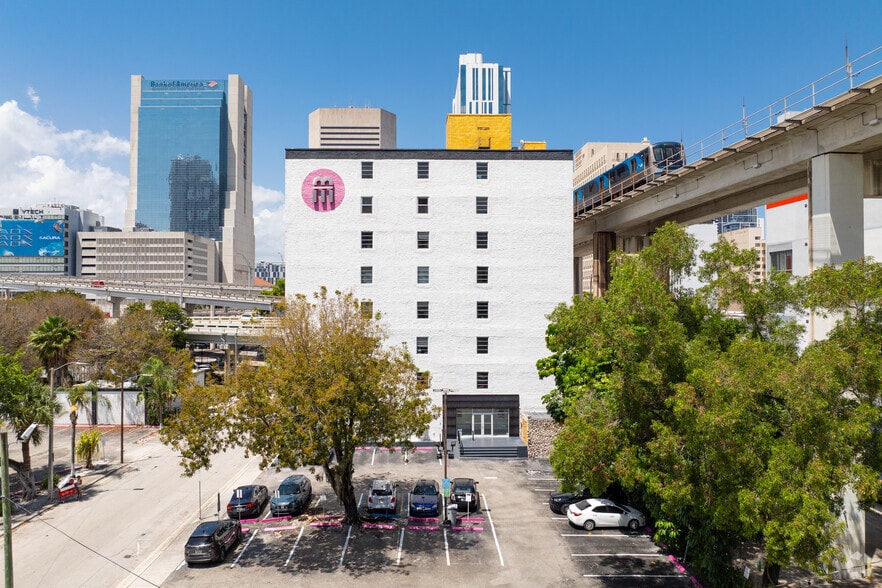 111 SW 3rd St, Miami, FL to rent - Building Photo - Image 3 of 24