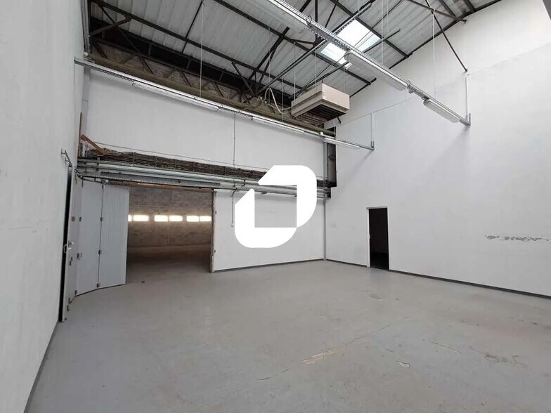 Light Industrial in Nanterre to rent - Interior Photo - Image 2 of 7