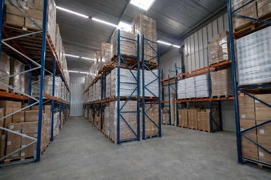 Light Industrial in Portet-sur-Garonne to rent - Interior Photo - Image 2 of 8