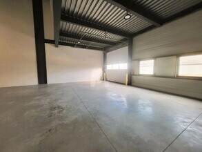 Light Industrial in Corbeil-Essonnes to rent Interior Photo- Image 2 of 5